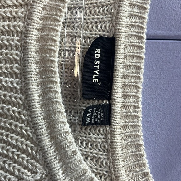 Beautiful beige sweater with 4 accent buttons going up each side. Size medium. - Picture 3 of 6